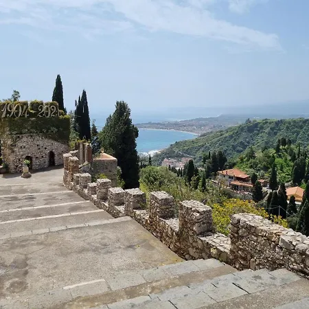 Dbhousetaormina